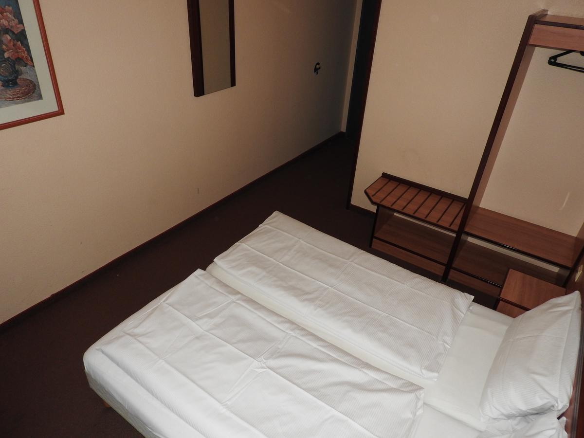 Hotel Anhalt Brehna Bagian luar foto